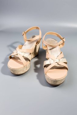 beyaz zemin üzerinde ayakkabı