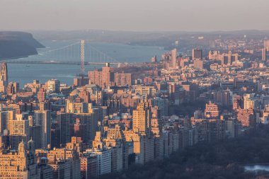 New York şehir manzarası ve George Washington Köprüsü 'nün gün doğumunda havadan görüntüsü.