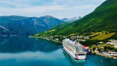 Norveç, Loen gölünde yelken açan bir teknenin yüksek açılı görüntüsü.