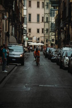 İtalya, Floransa sokaklarında bisiklet süren bir adam.