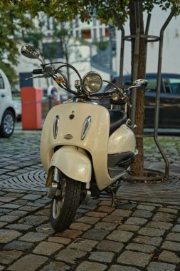 Vespa Scooter White Almanya 'da bir şehirde park halinde.