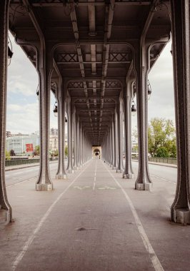 Paris 'teki Bir-Hakeim Köprüsü' nün viyadük kolonosunun güzel dikey görüntüsü.