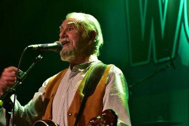 İngiliz Scrumpy ve Batılı grup The Wurzels Komedia, Bath 'da sahne aldılar. Birleşik Krallık. 8 Aralık,