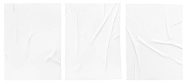 Beyaz, buruşmuş ve buruşmuş kağıt poster seti beyaz arka planda izole edilmiş. Şablon modellemesi