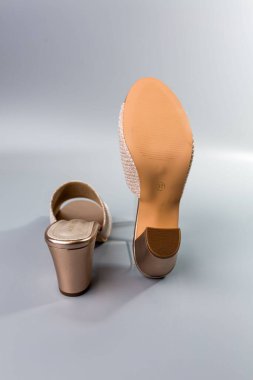 beyaz zemin üzerinde ayakkabı