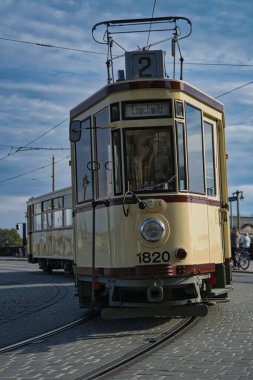 Dresden 'in tarihi merkezinde şehir caddesinde klasik bir tramvay.