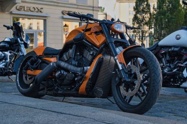 Harley Davidson bir otoparkta