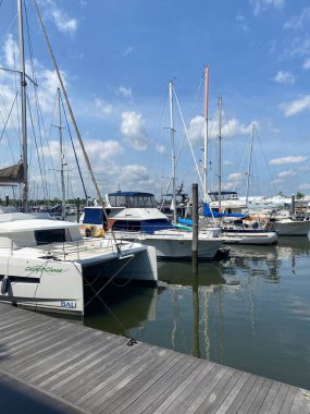 Hudson Nehri 'nin yanındaki Jersey City limanına yanaşmış tekneler.