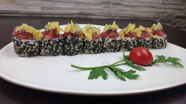 Bir Japon restoranında nefis renkli suşi tepsisinin yakın çekimi.