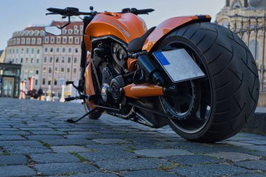 Harley Davidson bir otoparkta