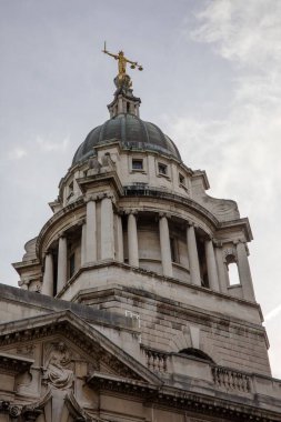 Londra, İngiltere 'deki Old Bailey' deki Merkezi Ceza Mahkemesi 'nin cephesinin dikey görüntüsü.