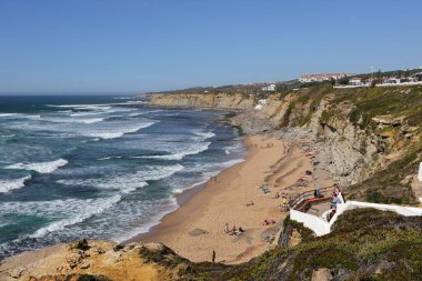 Portekiz, Ericeira köyündeki güneşli Sao Sebastiao plajının güzel bir görüntüsü.