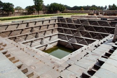 Hampi, Hindistan 'ın güneyindeki Karnataka eyaletinde antik bir köydür. Vijayanagara İmparatorluğu 'nun sayısız yıkılmış tapınak kompleksiyle dolu..