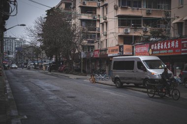 Şangay, Çin 'deki Huang Pu bölgesindeki bisiklet, araba ve dükkanlar.