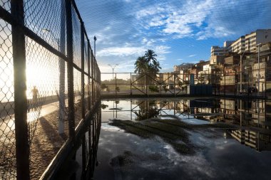 Salvador, Bahia, Brezilya - 05 Aralık 2021: Salvador, Bahia kentindeki Rio Vermelho mahalle spor mahkemesinin şehir manzarası.