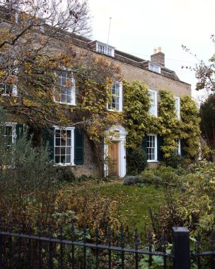 Dikey tuğladan yapılmış tarihi bir Gürcistan evi Hemingford Grey, Cambridgeshire, İngiltere 'de Büyük Ouse nehrinde yer almaktadır.,