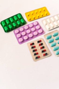 Çeşitli tıbbi ekipmanlar, termometre, ampuller, boru, uyuşturucu, tabletler, kapsüller, sprey, yama, şırınga, beyaz arka planda şişeler. İlaç.,