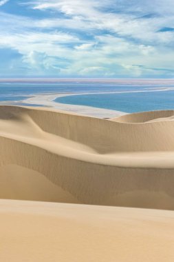 Namibya, Namib Çölü, denize düşen sarı kum tepelerinin manzarası.