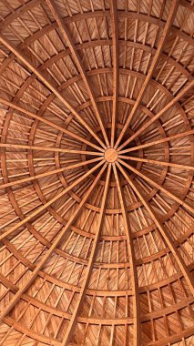 Amman, Ürdün 'deki bir kubbenin mimarisinin dikey alçak açılı görüntüsü.