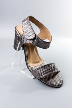 beyaz zemin üzerinde ayakkabı