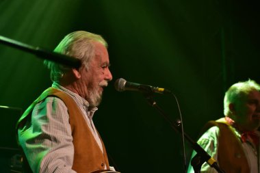 İngiliz Scrumpy ve Batılı grup The Wurzels Komedia, Bath 'da sahne aldılar. Birleşik Krallık. 8 Aralık,