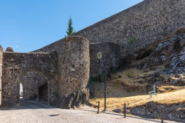 Portekiz 'in Portalegre bölgesindeki Marvao köyünü koruyan antik bir takviye.