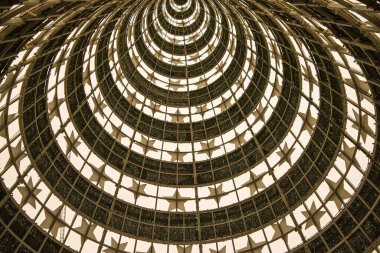 Portekiz, Lizbon 'daki Comercio Meydanı' nda dev bir Noel ağacının alçak açılı çekimi.