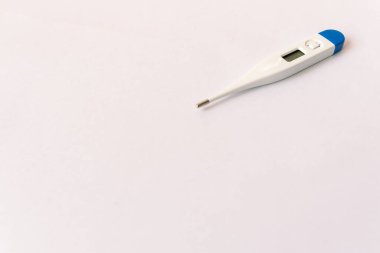 Termometre beyazda izole edildi. Ateş tanısı ve sağlık hizmeti kavramı