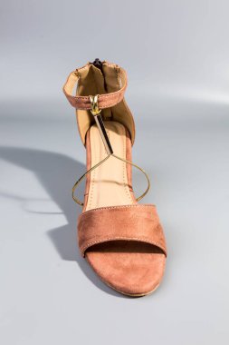 beyaz zemin üzerinde ayakkabı