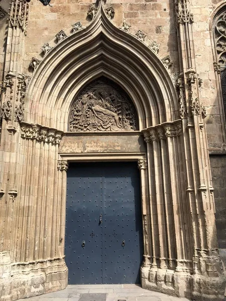 Pionowe Ujęcie Drzwi Katedry Świętego Krzyża Eulalii Barcelonie Hiszpania — Zdjęcie stockowe