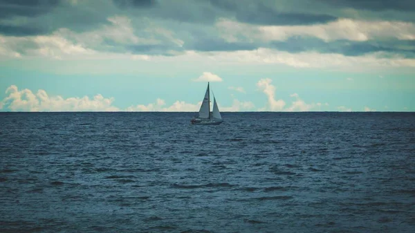 Мальовничий Знімок Вітрильника Плаває Посеред Моря Під Хмарним Небом — стокове фото