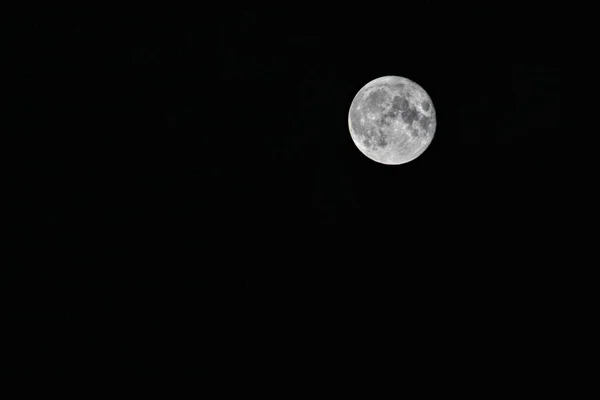 在漆黑的夜空中 一轮耀眼的满月的照片 — 图库照片