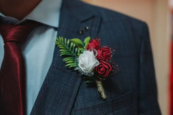 Zarif Bir Adamın Takım Elbisesinde Güzel Bir Düğme Deliğinin Yakın — Stok fotoğraf