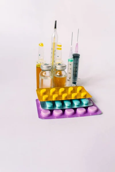 Různé Zdravotnické Vybavení Teploměr Ampule Pipeta Léky Tablety Tobolky Sprej — Stock fotografie