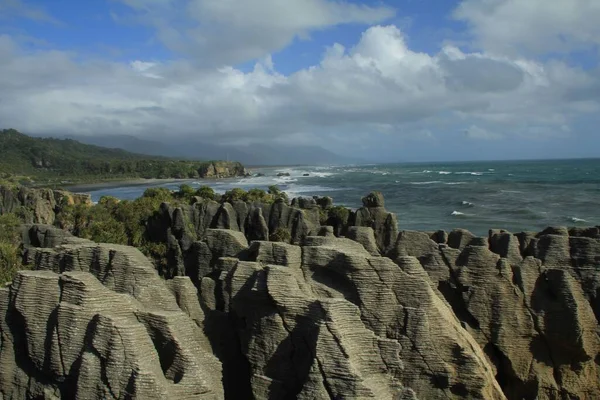 ニュージーランドの曇り空に対するPunakaikiパンケーキ岩 — ストック写真