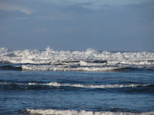 在阴沉沉的天空下 一幅幅美丽的大海泡沫般的巨浪 非常适合海洋背景 — 图库照片