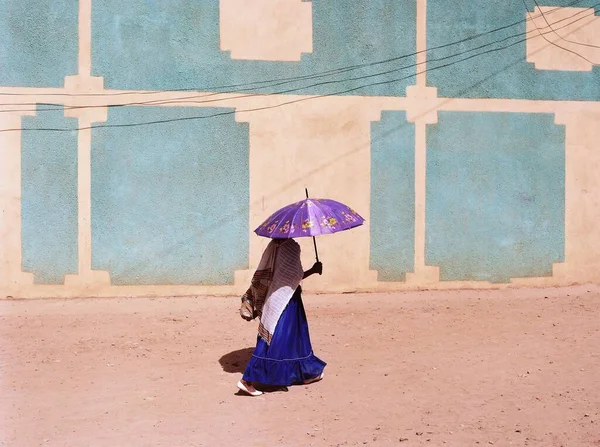 Närbild Kvinna Som Går Med Ett Paraply Etiopien — Stockfoto