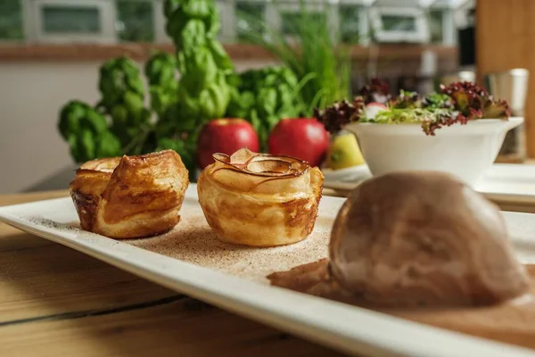 Selektiv Fokus Yorkshire Pudding Nära Greener Och Äpplen Köket — Stockfoto