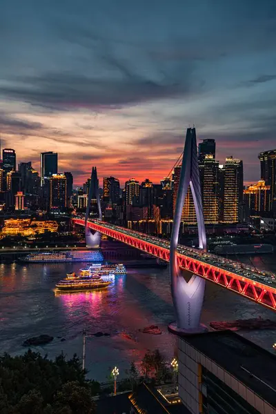 Una Vista Vertical Del Puente Qiansimen Sobre Río Por Noche —  Fotos de Stock