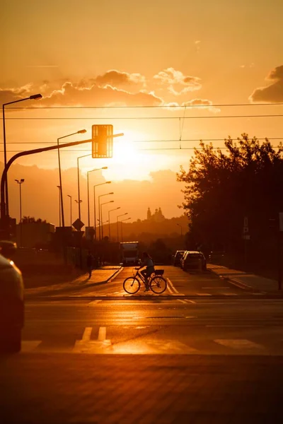 Fată Care Merge Bicicleta Peste Drum Timpul Apusului Soare Siluete — Fotografie, imagine de stoc