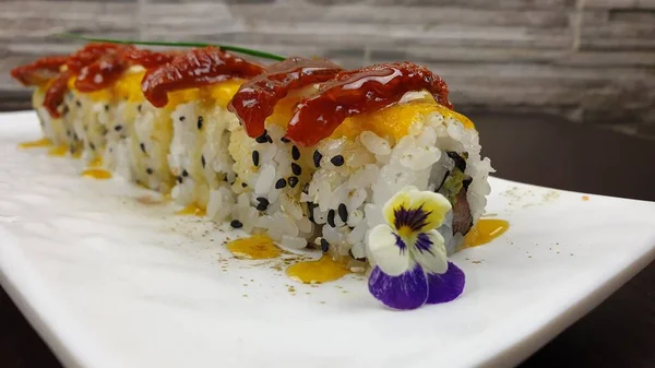 Close Uma Bandeja Delicioso Sushi Colorido Restaurante Japonês — Fotografia de Stock