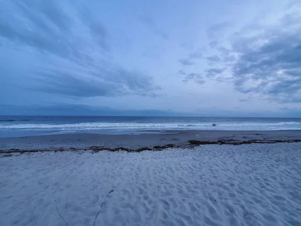 Bel Colpo Onde Schiumose Che Coprono Una Spiaggia Sabbia — Foto Stock