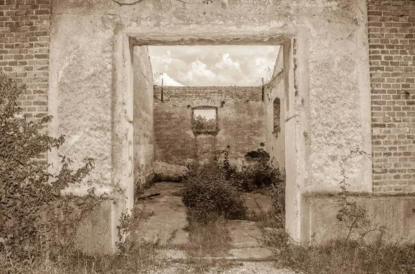 Γραφική Εικόνα Εγκαταλελειμμένων Ερειπίων Ενός Κτιρίου Φίλτρο Σέπια — Φωτογραφία Αρχείου