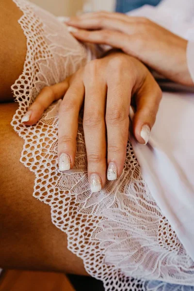 結婚式の日に美しいマニキュアで女性の手の閉鎖 — ストック写真