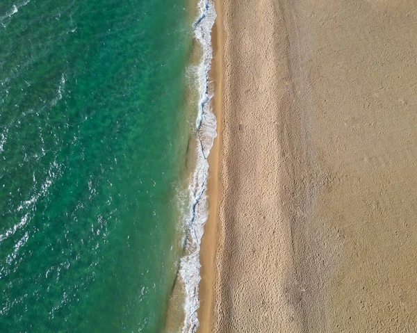 Flygbild Stänkande Vågorna Havet Vid Sandstranden — Stockfoto