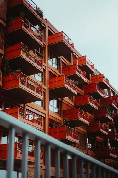 Olağanüstü Modern Tasarım Dış Görünüşlü Bir Apartman Dairesinin Dikey Alçak — Stok fotoğraf