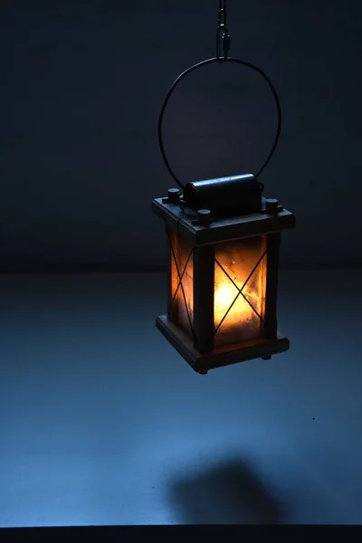 Svislé Zavření Rozsvícené Retro Lucerny Lampa Visící Shora — Stock fotografie