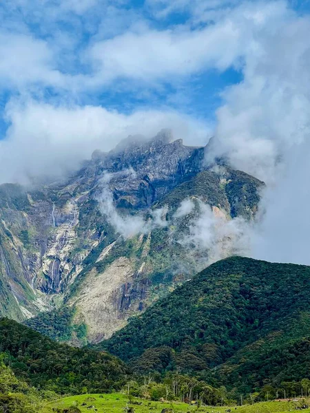 Una Fascinante Vertical Del Paisaje Montañoso Kundasang Malasia Contra Cielo — Foto de Stock