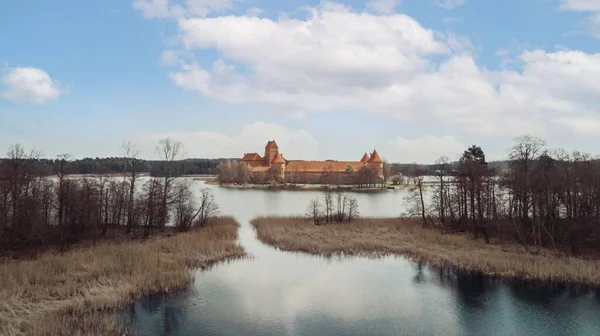 Château Île Trakai Lituanie Entouré Par Lac Contre Ciel Bleu — Photo