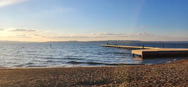 Panoramabild Träpir Havet Vid Soluppgången — Stockfoto